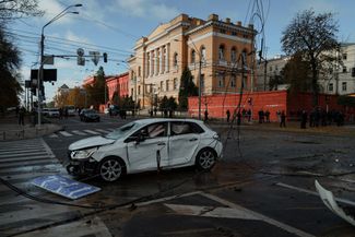 Перекресток бульвара Тараса Шевченко и Владимирской улицы 10 октября 2022 года. На заднем плане — Научная библиотека им. М. Максимовича