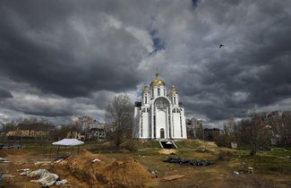 Эксгумация тел из массового захоронения за церковью Андрея Первозванного в Буче. 11 апреля 2022 года