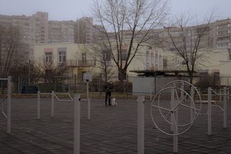 Детский сад и площадка напротив дома на Кошица, 7А. Февраль 2024 года