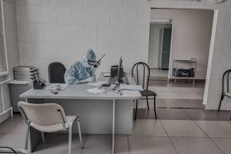 Один из кабинетов в «красной зоне» больницы, куда поступают новые пациенты