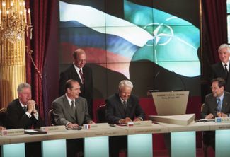 Слева направо: президент США Билл Клинтон, президент Франции Жак Ширак, президент России Борис Ельцин и генеральный Секретарь НАТО Хавьер Солана во время церемонии подписания Основополагающего акта Россия-НАТО. Париж, 27 мая 1997 года