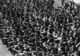 The photograph in question. August Landmesser is just right of center.