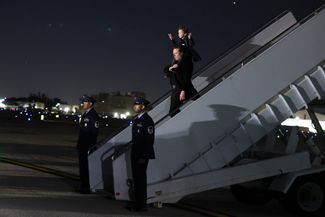Маск покидает борт президентского самолета Air Force One вместе со своим сыном Иксом в международном аэропорту Майами, чтобы посетить бой UFC. 12 апреля 2025 года