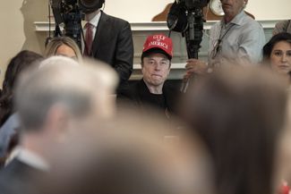 Илон Маск во время заседания кабинета министров в Белом доме в Вашингтоне. 30 апреля 2025 года. На кепке Маска — надпись «Американский залив». Федеральное управление гражданской авиации США 10 февраля приступило к обновлению своих данных и карт, чтобы в соответствии с распоряжением президента США переименовать Мексиканский залив в Американский залив, а пик Денали на Аляске — в Мак-Кинли. Для пользователей Google Maps в США залив отображается как Американский, в то же время пользователи из других стран видят оба названия — Мексиканский залив (Американский залив)