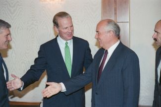 Президент СССР Михаил Горбачев и госсекретарь США Джеймс Бейкер. Москва, 13 сентября 1990 года