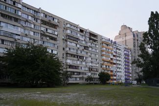 Наиболее поврежденная часть дома в итоге была восстановлена. Рядом до сих пор видны следы удара. Август 2023 года