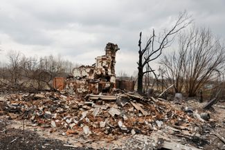 Жилой дом, разрушенный сильным обстрелом