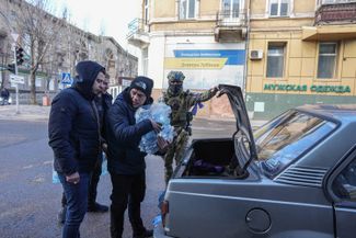 Жители Мариуполя получают питьевую воду. 6 марта 2022 года