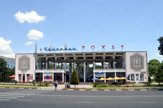 The Rohat Teahouse on Rudaki Avenue in Dushanbe. Tajikistan, 2017.