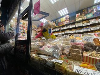 Оксана продает пирожные и печенье