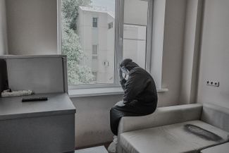 Врач в комнате отдыха реанимационного отделения «красной зоны»