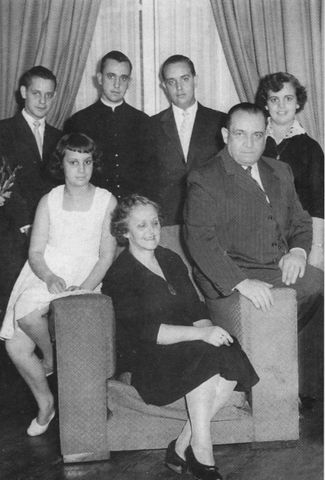 Хорхе Марио Бергольо (второй слева в верхнем ряду) с братьями Альберто и Оскаром, сестрами Мартой и Марией, матерью Реджиной и отцом Марио. Будущий папа римский был младшим ребенком в семье Бергольо