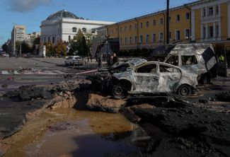 Перекресток бульвара Тараса Шевченко и Владимирской улицы 10 октября 2022 года. На заднем плане — Институт филологии КНУ и Дом учителя, которые также получили повреждения во время ракетного удара
