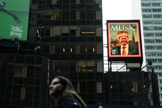 Портрет Илона Маска на Таймс-сквер в Нью-Йорке. 20 марта 2025 года