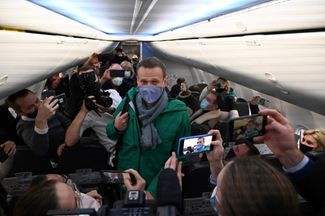 In late December 2020, Navalny published a video of his conversation with the head of the poisoning treatment team. By that point, the politician had spent three months in intensive care in Germany. The Russia authorities said that his treatment was an attempt to escape the Yves Rocher criminal case. Despite the threat of arrest, Navalny announced in January 2021 that he would return to Russia. He later said that he had no doubts about returning: he couldn’t imagine life in exile. January 17, 2021.