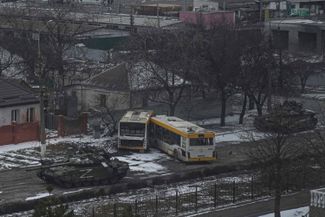 Российские танки на окраине Мариуполя. 11 марта 2022 года