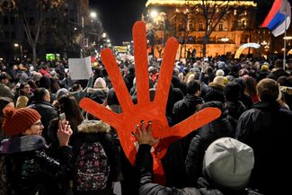 Красная ладонь — главный символ протеста в Сербии