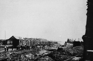Поезд для депортации на железнодорожной станции Стенде. 25 марта 1949 года.