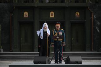Освящение главного храма Вооруженных сил Российской Федерации. Патриарх Кирилл (слева) и министр обороны Сергей Шойгу (справа). Кубинка, Московская область. 14 июня 2020 года