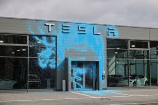 Автосалон Tesla в Берлине после акции активистов из «Последнего поколения». 31 марта 2025 года