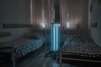 Комната на территории больницы, где живут врачи в промежутке между сменами. На фото проводится кварцевание воздуха