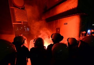 Полиция отделяет протестующих от групп националистов. Варшава, 30 октября 2020 года